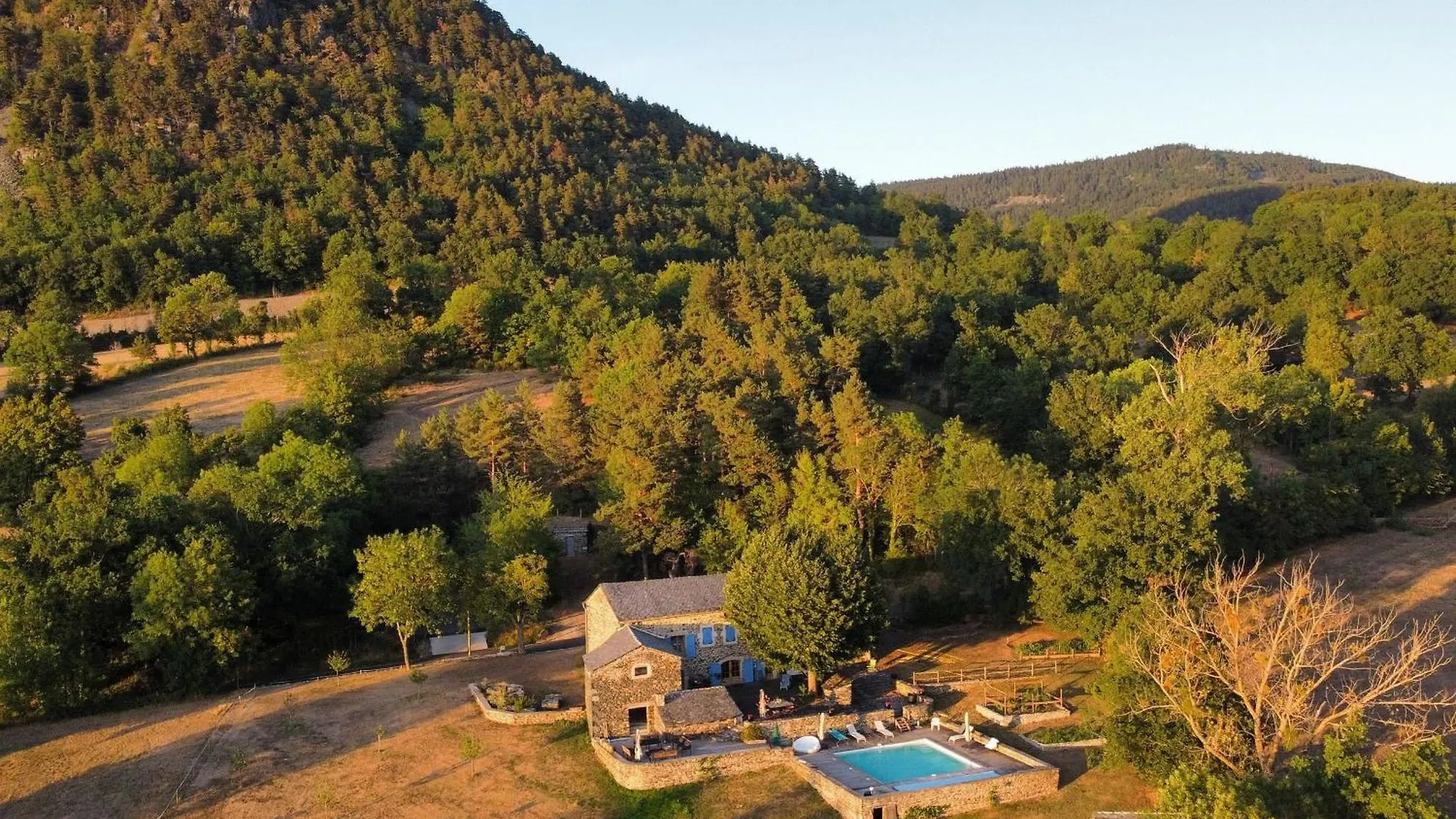 Sejour Champetre : Magnifique Ferme Rehabilitee Avec Piscine, Terrasses Et Confort Moderne A St Etienne Lardeyrol - Fr-1-582-389 Saint-Etienne-Lardeyrol France