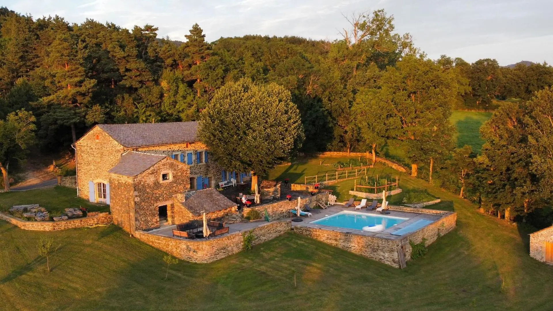 Sejour Champetre : Magnifique Ferme Rehabilitee Avec Piscine, Terrasses Et Confort Moderne A St Etienne Lardeyrol - Fr-1-582-389 Saint-Etienne-Lardeyrol Bed & Breakfast
